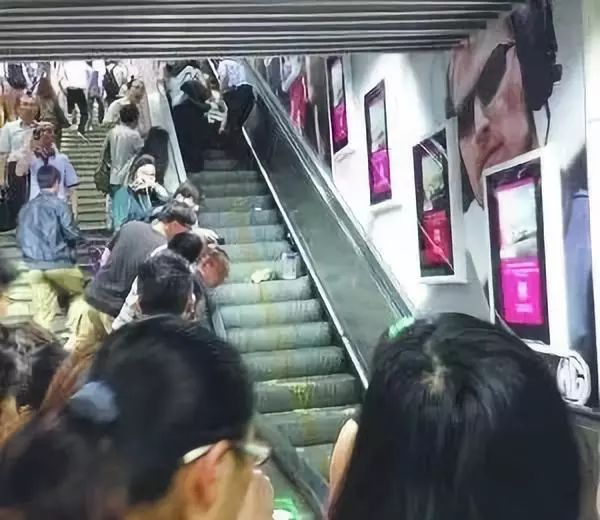 又一个孩子坠亡......千万别再这样带孩子坐电梯啦