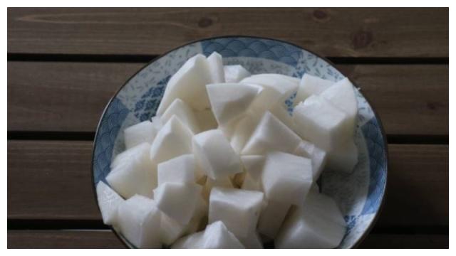 养护气管的药膳,蹄髈炖白萝卜,多变季节一起养生吧!