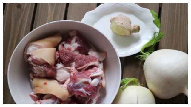 养护气管的药膳,蹄髈炖白萝卜,多变季节一起养生吧!