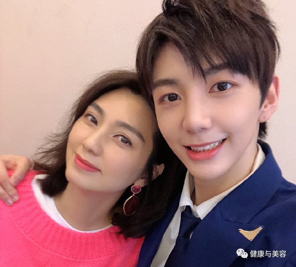 48岁洪欣的头发有没有一斤重?不显老的头发养护法