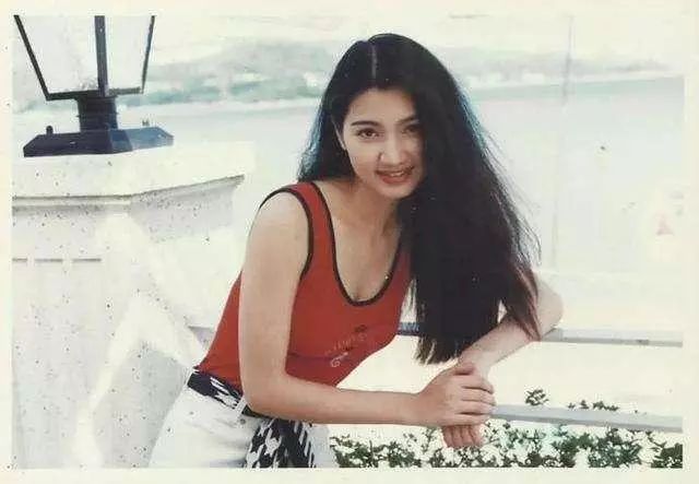 48岁洪欣的头发有没有一斤重?不显老的头发养护法