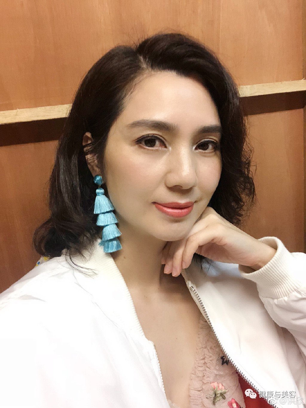 48岁洪欣的头发有没有一斤重?不显老的头发养护法