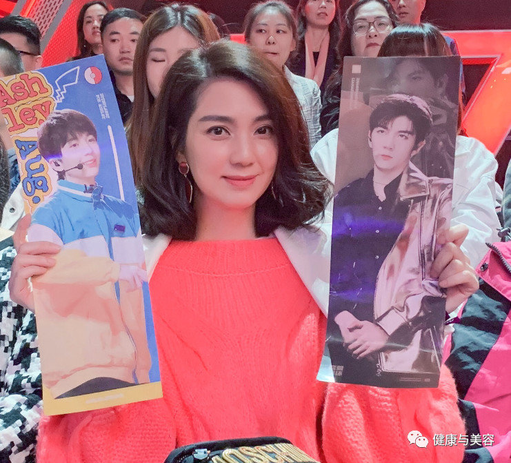 48岁洪欣的头发有没有一斤重?不显老的头发养护法