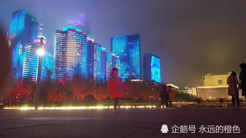 宛如中国迪拜！如今的山东青岛五四广场，夜晚灯光亮化如同白天