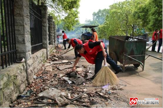 辰溪县公路建设养护中心开展“巩固国家卫生县城”清扫行动
