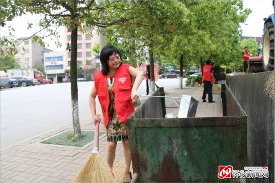辰溪县公路建设养护中心开展“巩固国家卫生县城”清扫行动