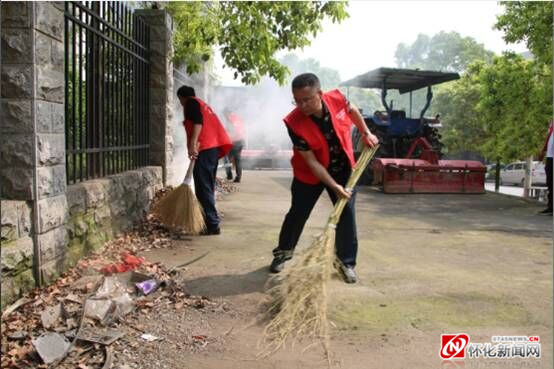 辰溪县公路建设养护中心开展“巩固国家卫生县城”清扫行动