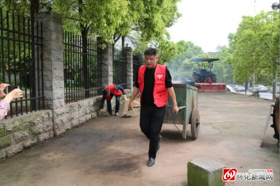 辰溪县公路建设养护中心开展“巩固国家卫生县城”清扫行动