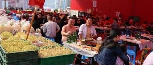 同事网购99元一箱火锅食材，看完老板送的赠品后