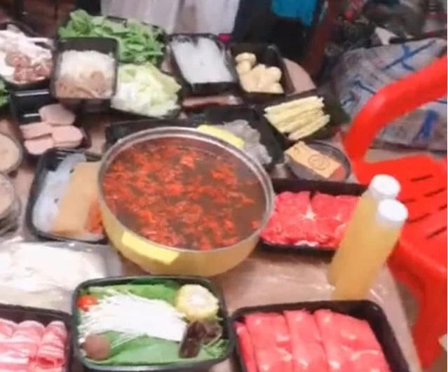 同事网购99元一箱火锅食材，看完老板送的赠品后