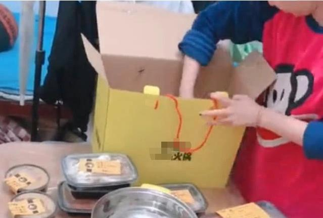 同事网购99元一箱火锅食材，看完老板送的赠品后
