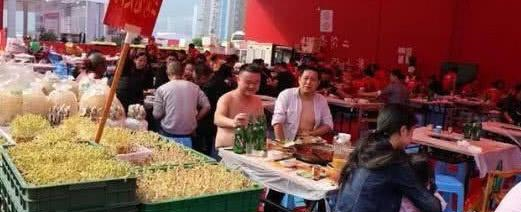 小姐姐网购一箱火锅食材，看完老板送的赠品，网友下次买五箱