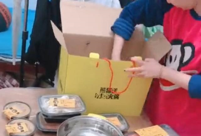 小姐姐网购一箱火锅食材，看完老板送的赠品，网友下次买五箱