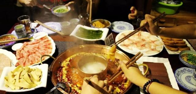小姐姐网购一箱火锅食材，看完老板送的赠品，网友下次买五箱