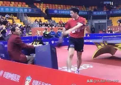 判罚争议！世界冠军怒掀球场设施 红牌警告输球输人