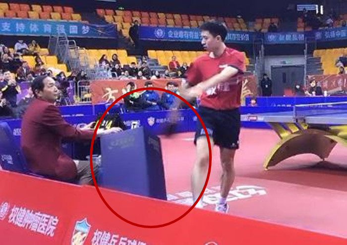 国乒世界冠军不满判罚，怒踢球场设施！林高远不敌樊振东连输2场