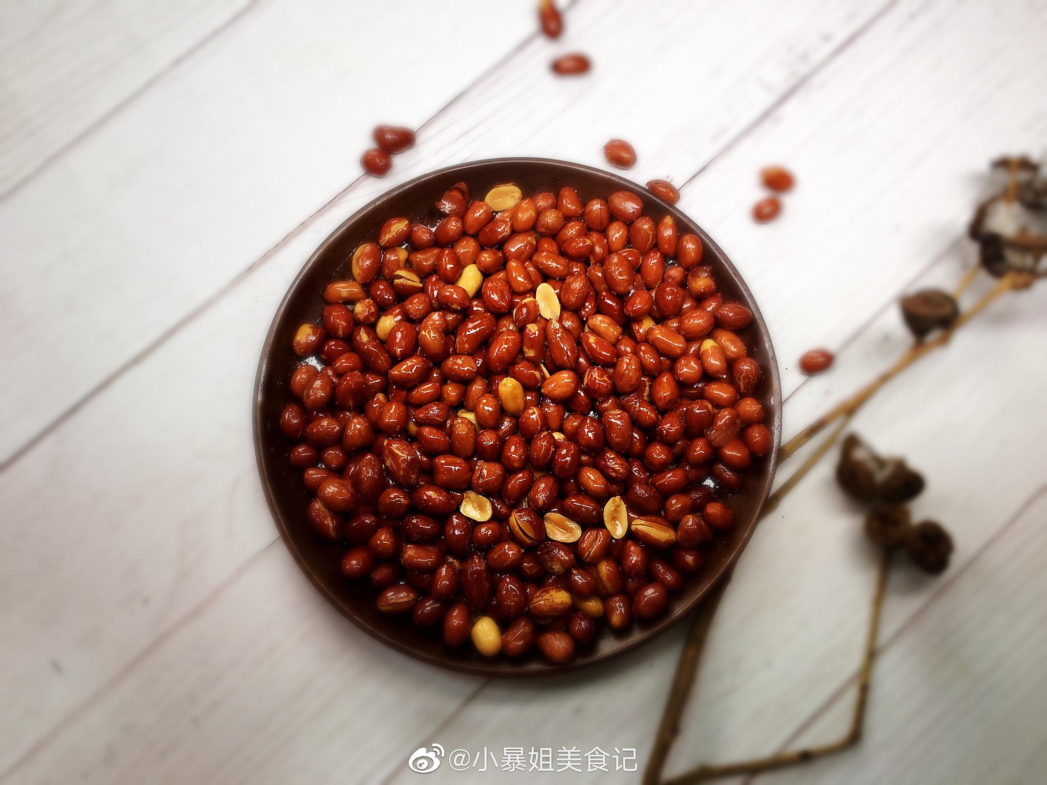 如果说，啤酒要配烤串的话，白酒就必须配油炸花生米了