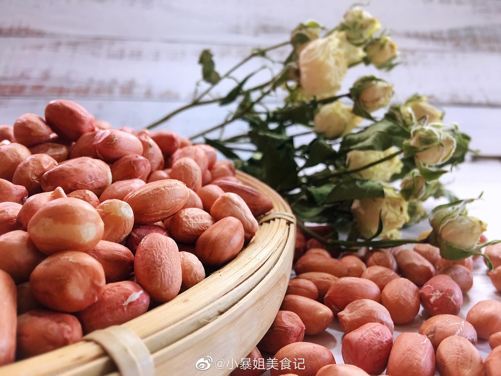 如果说，啤酒要配烤串的话，白酒就必须配油炸花生米了