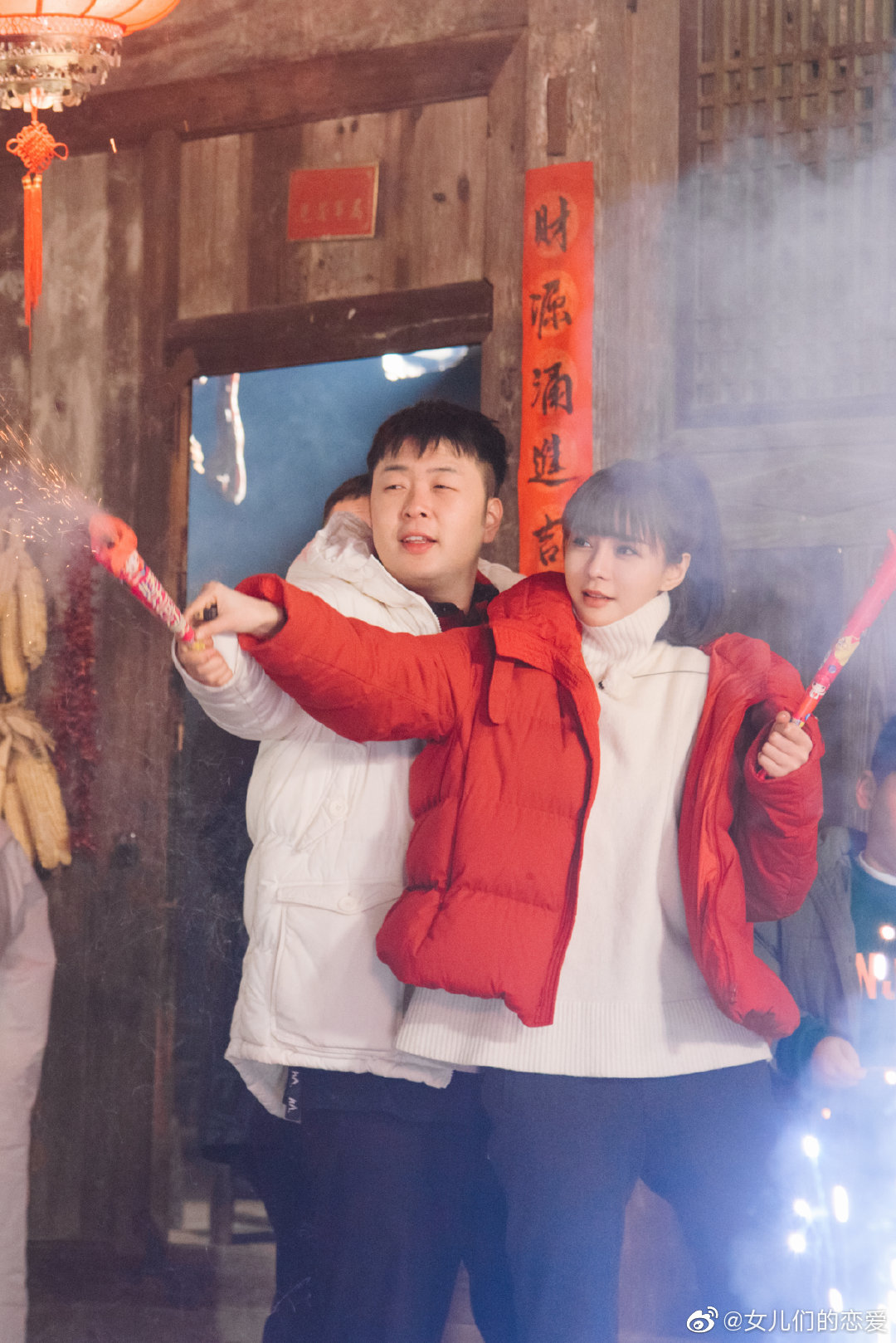 小柠檬给大家送上@沈梦辰 @杜海涛 的超甜剧照~烟花灯光，年味十足