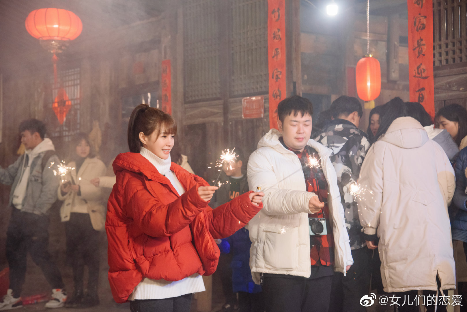 小柠檬给大家送上@沈梦辰 @杜海涛 的超甜剧照~烟花灯光，年味十足