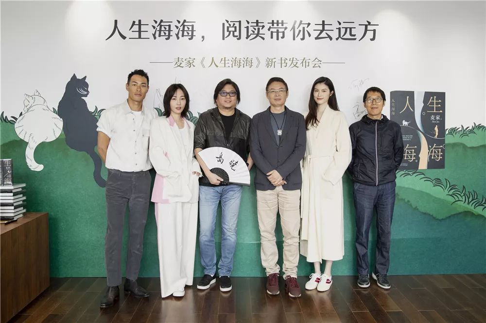 何穗再穿浴袍针织外套，超模范儿真是绝，与白百何同框气质太突出