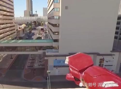 从钢铁侠战甲中往外看，原来视线是这样的，这也能叫高科技？