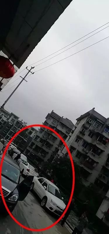 紧急!桂林一小孩被卡防盗窗,消防通道却被堵,消防员只能跑…