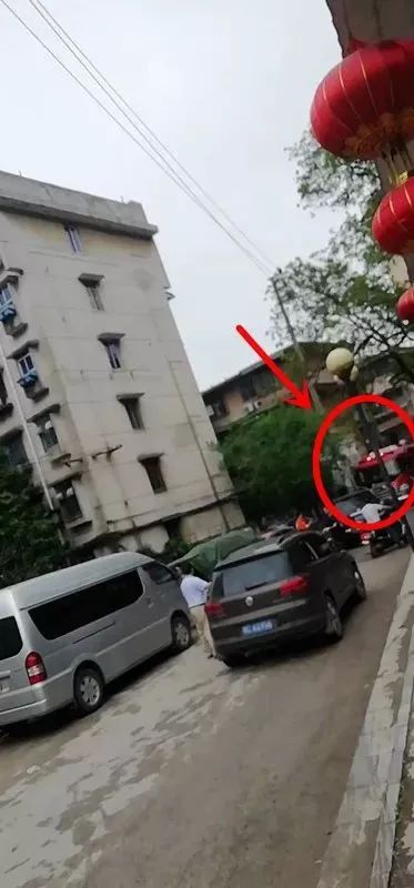 紧急!桂林一小孩被卡防盗窗,消防通道却被堵,消防员只能跑…