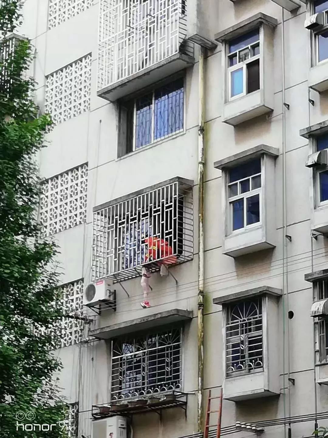 紧急!桂林一小孩被卡防盗窗,消防通道却被堵,消防员只能跑…