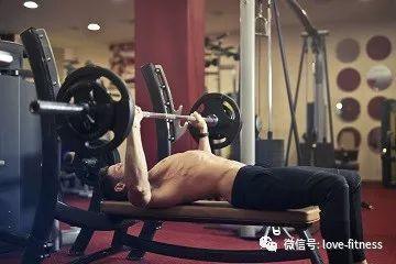 卧推练胸没感觉？女生练胸要不要用器械？