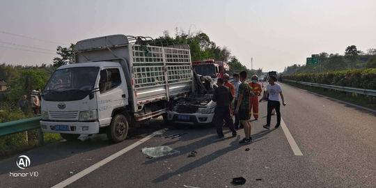快讯｜汉隆高速自隆段一道路养护巡查车与轻型货车发生碰撞 造成2死1伤