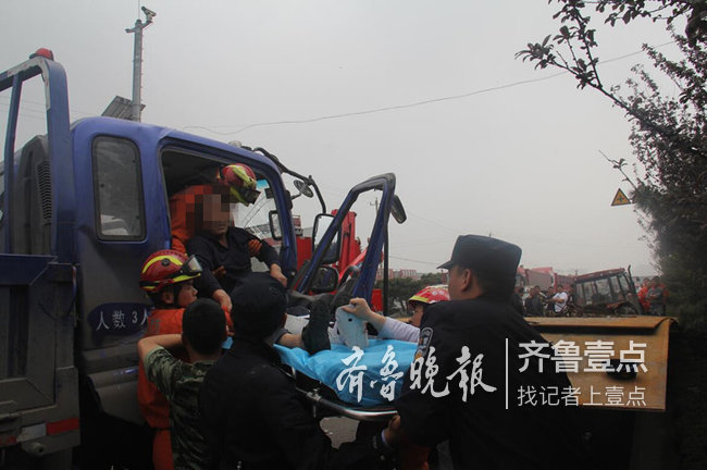 泰安：大货车与拖拉机相撞，一人被困