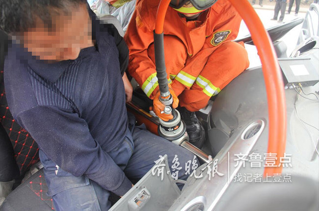 泰安：大货车与拖拉机相撞，一人被困