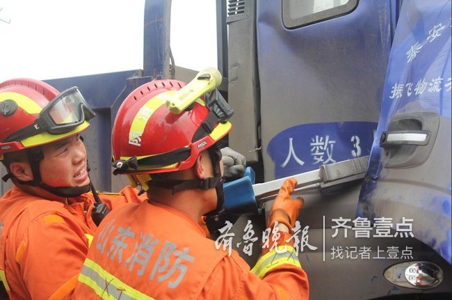 泰安：大货车与拖拉机相撞，一人被困