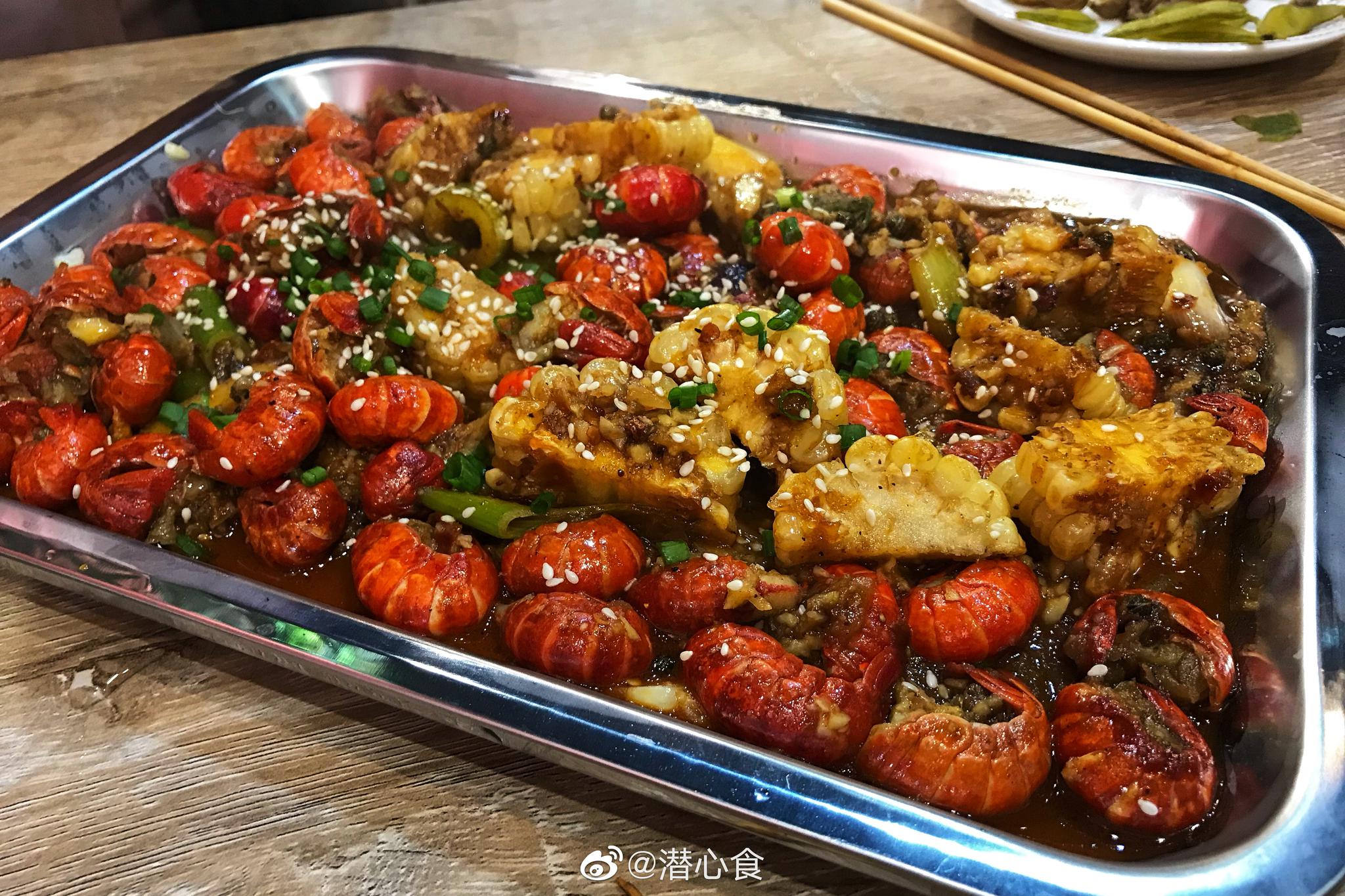 小小莊园
提前入夏
啤酒、烧烤、小龙虾、花生、毛豆……
吃得就是气