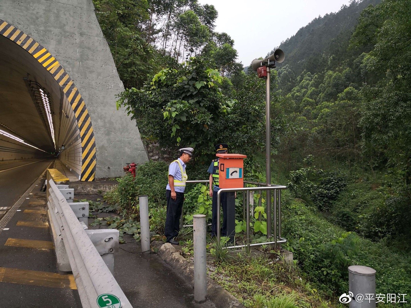 高速公路三大队联合路政、养护部门开展五一假期前辖区高速公路安全隐