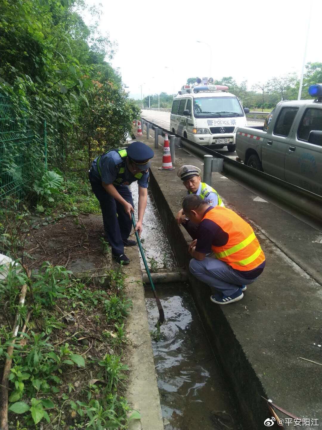 高速公路三大队联合路政、养护部门开展五一假期前辖区高速公路安全隐