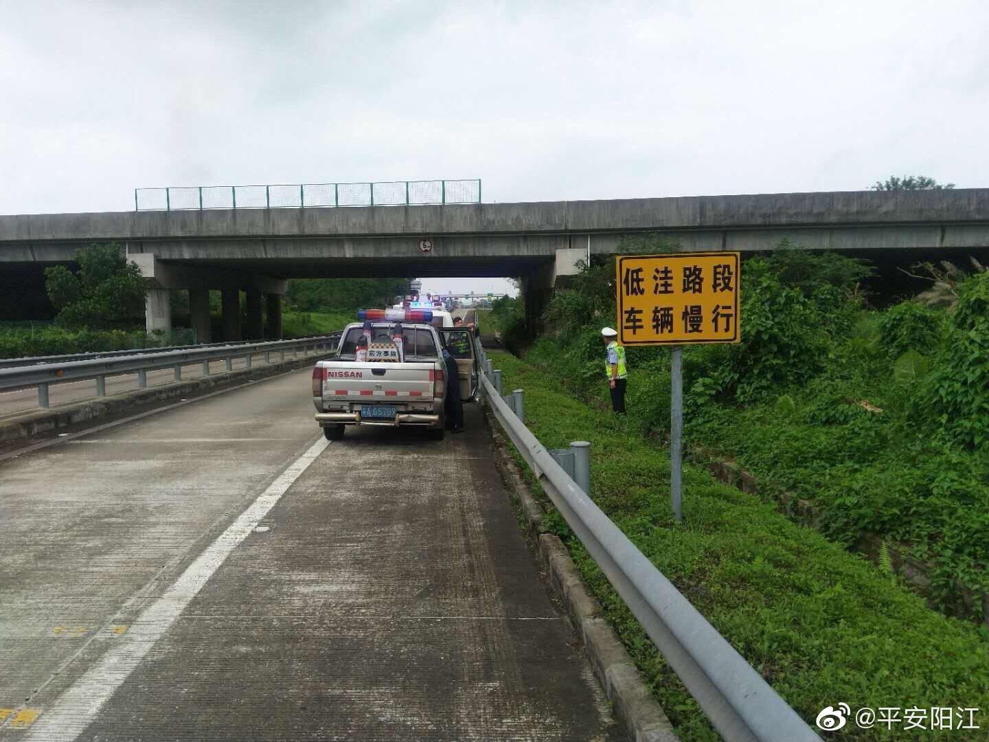 高速公路三大队联合路政、养护部门开展五一假期前辖区高速公路安全隐