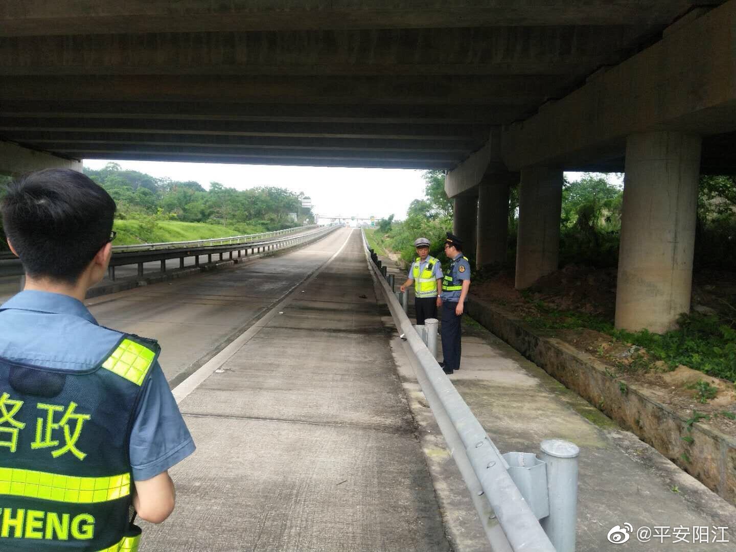 高速公路三大队联合路政、养护部门开展五一假期前辖区高速公路安全隐