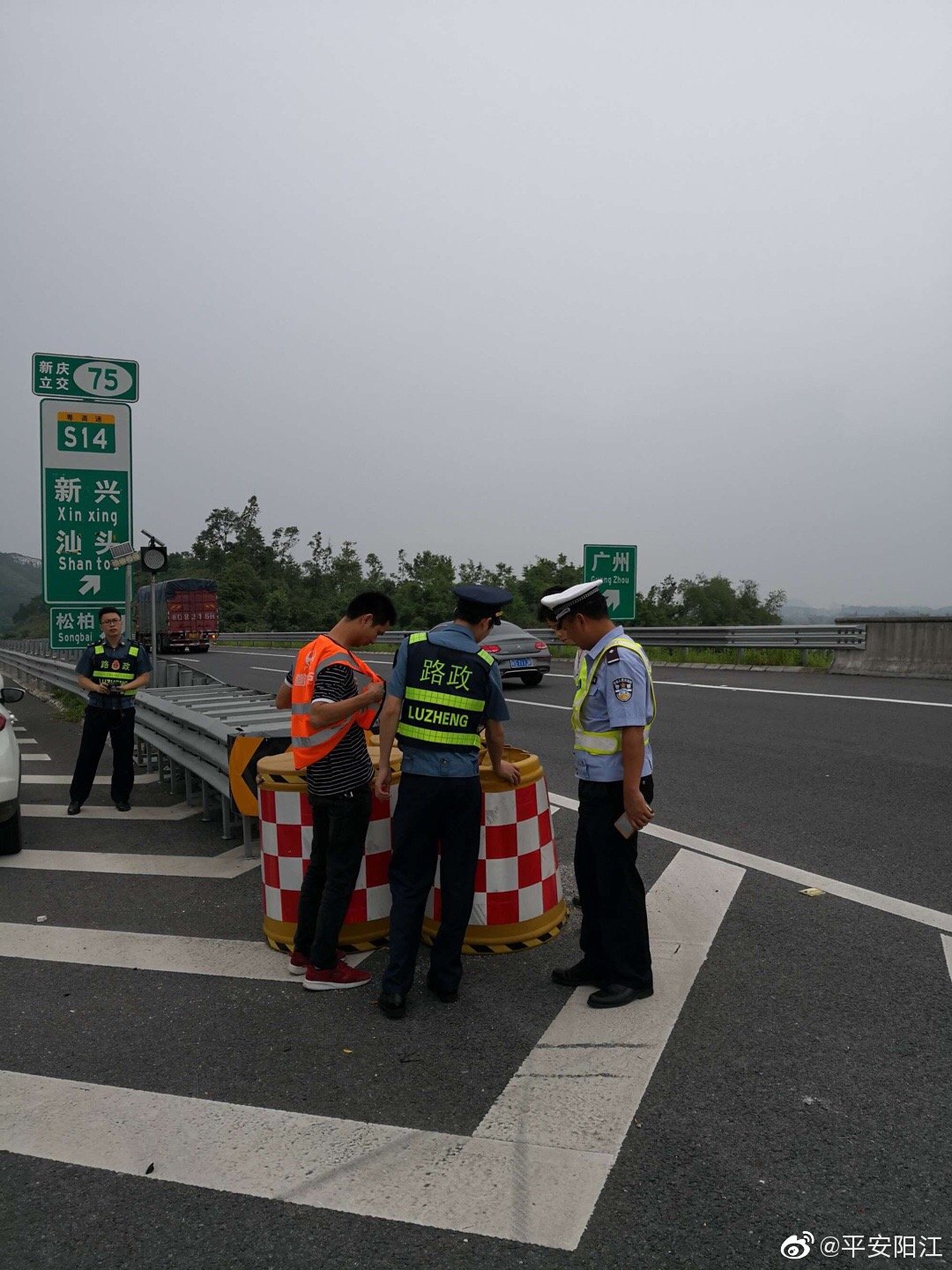 高速公路三大队联合路政、养护部门开展五一假期前辖区高速公路安全隐