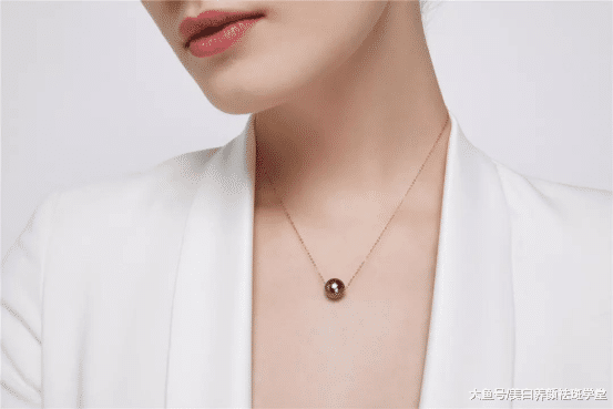 戴“珍珠首饰”，你可能得跟英王室的女人好好学学，包你美成油画