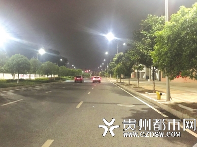聪明的路灯：车来灯亮车走灯暗