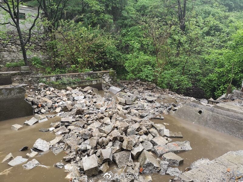 鄠邑区对太平三桥峪一处农家乐违法占用河道设施进行拆除