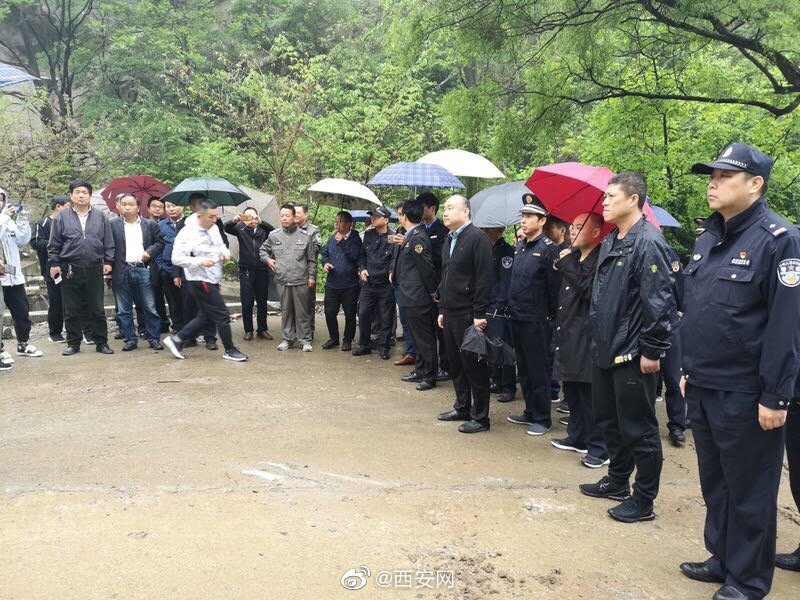 鄠邑区对太平三桥峪一处农家乐违法占用河道设施进行拆除