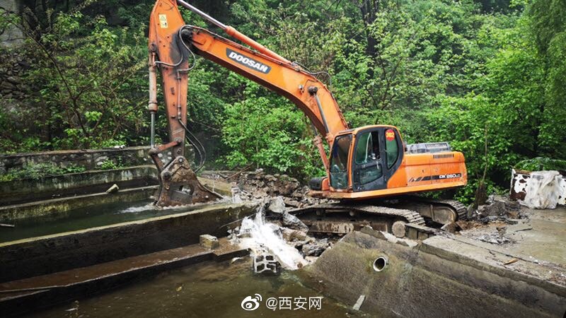 鄠邑区对太平三桥峪一处农家乐违法占用河道设施进行拆除