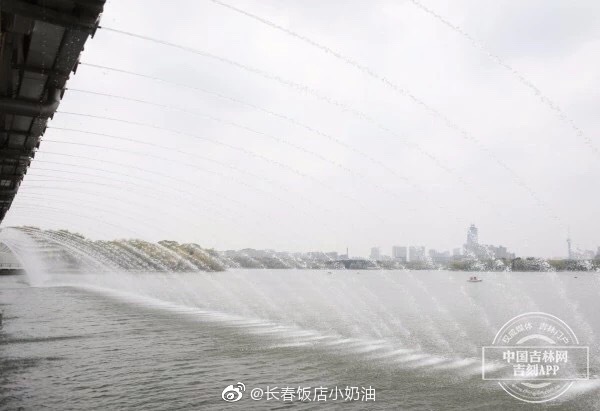 长春南湖大桥音乐喷泉“五一”开放