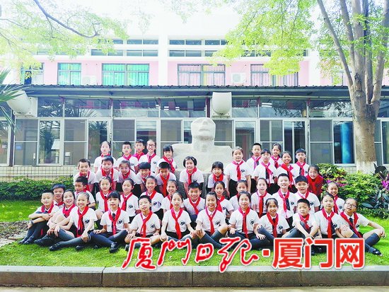 无主大石雕现已“迁居”厦门市火炬学校 孩子喜迎“新同学”