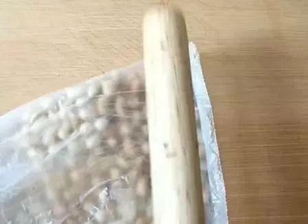 2个土豆半碗花生, 不油炸不水煮往锅里一扔, 好吃得不得了