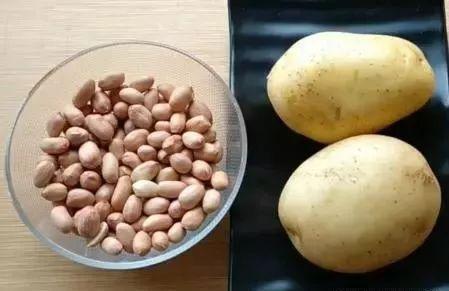 2个土豆半碗花生, 不油炸不水煮往锅里一扔, 好吃得不得了