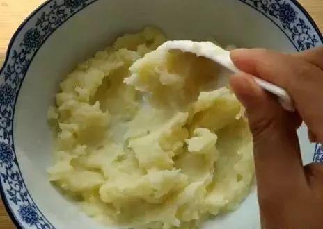 2个土豆半碗花生, 不油炸不水煮往锅里一扔, 好吃得不得了